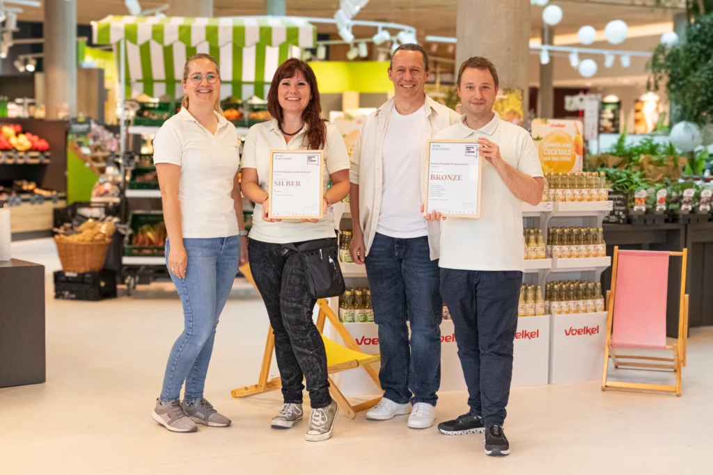 Feinsinn Bioladen Team zeigt Auszeichnungen als Bester Bioladen