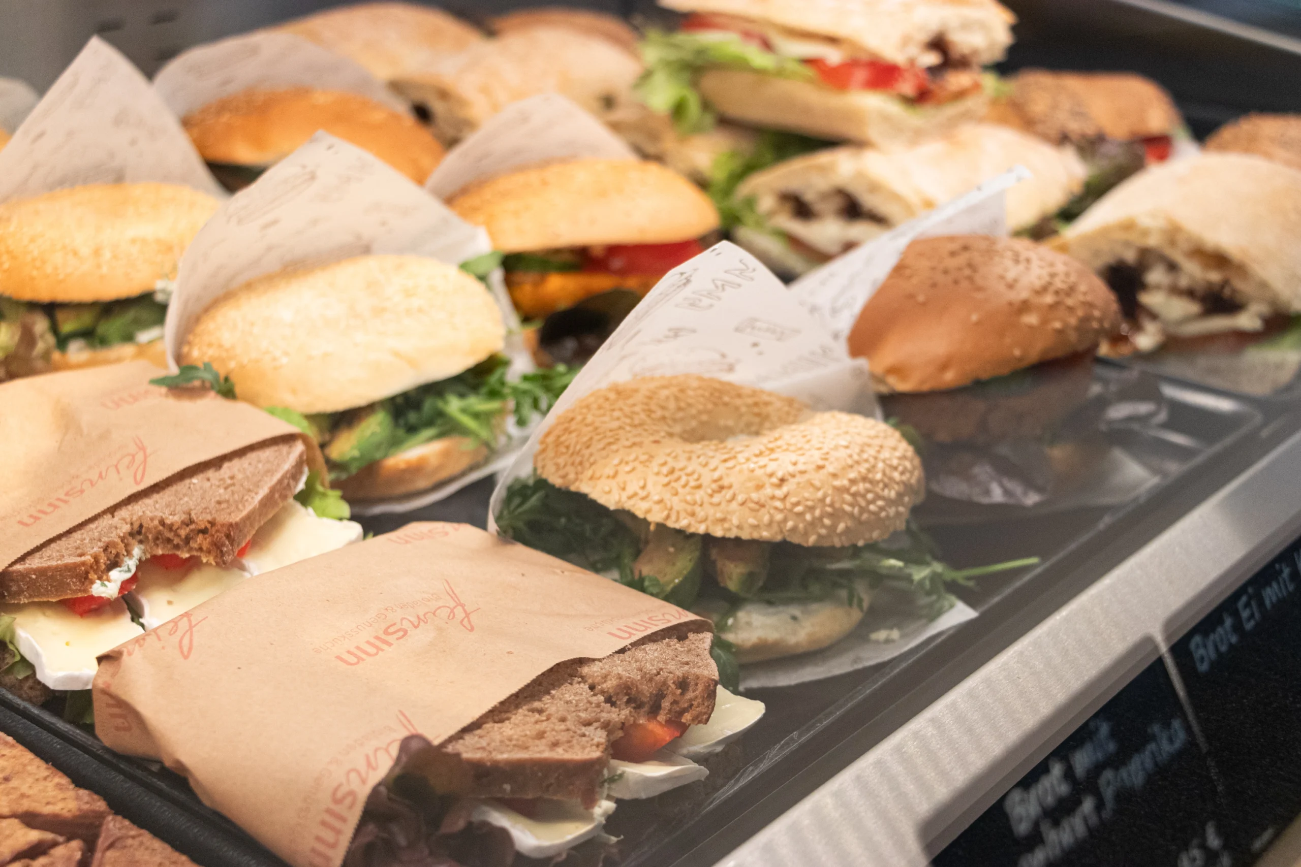 Herzhafte Snacks in der Auslage der Bäckertheke