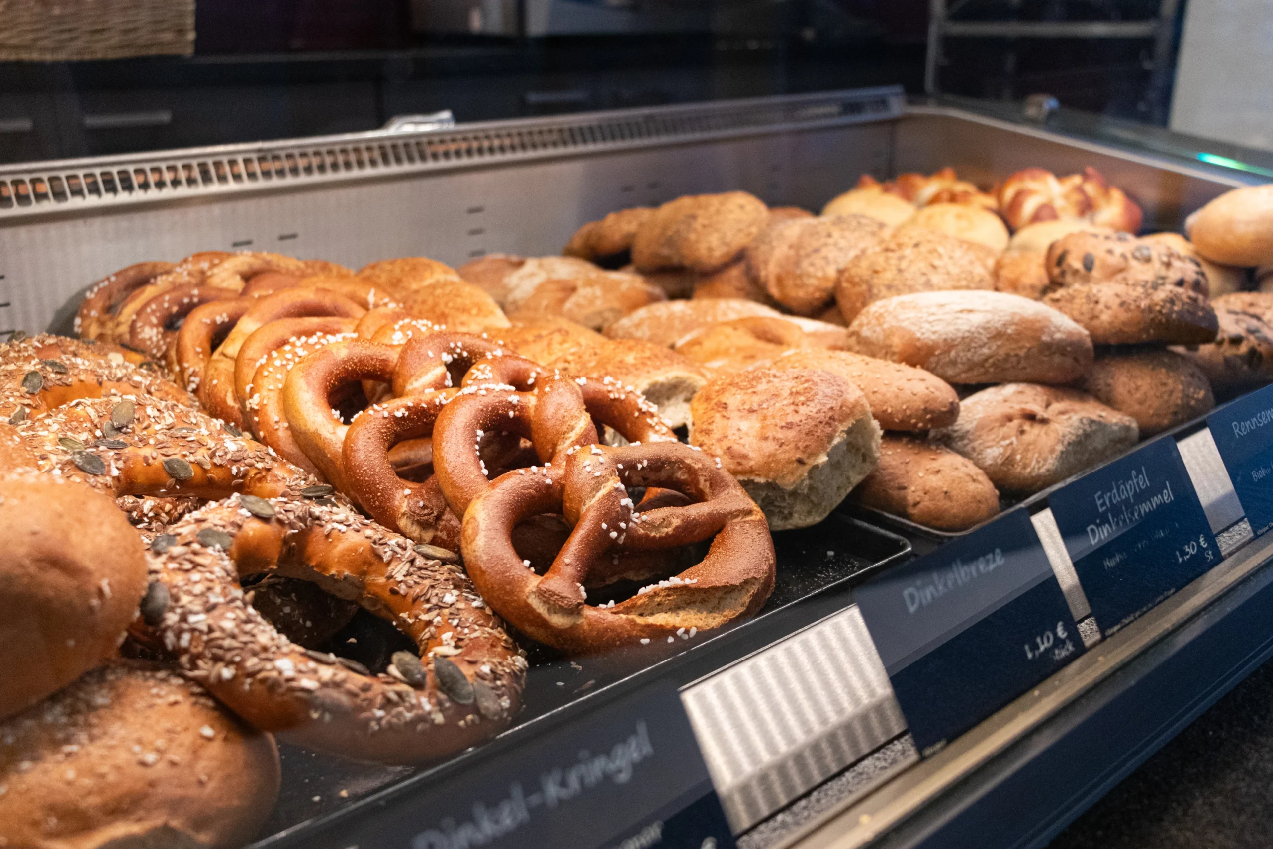 Gebäck in der Auslage der Bäckertheke