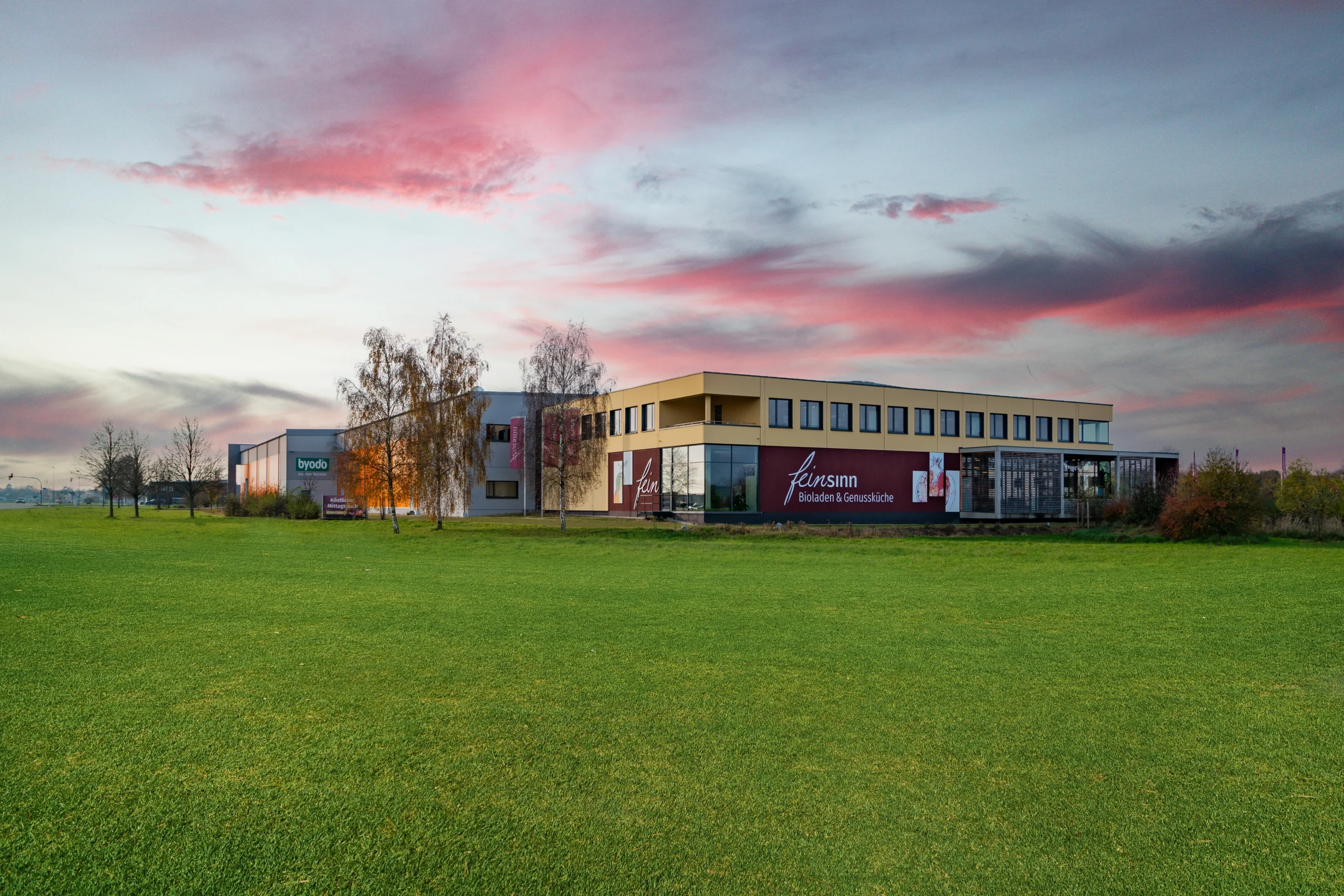 Feinsinn Gebäude von außen im Sonnenuntergang