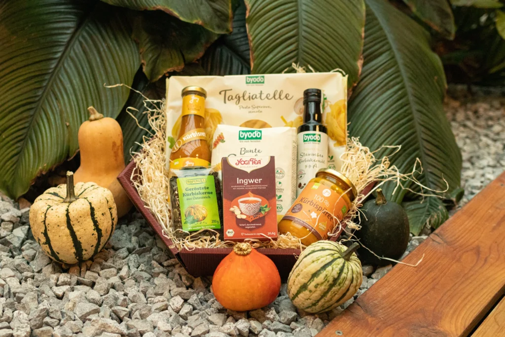 Herbstlicher Geschenkkorb mit Kürbissen dekoriert