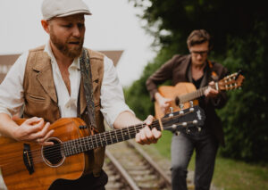 Band Frida spielt draußen in der Natur